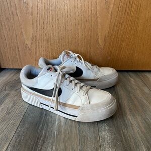 Nike women’s Court Legacy Lift